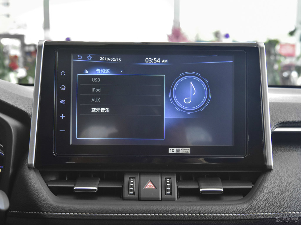 珍珠白R(shí)AV4榮放中控內(nèi)飾圖片