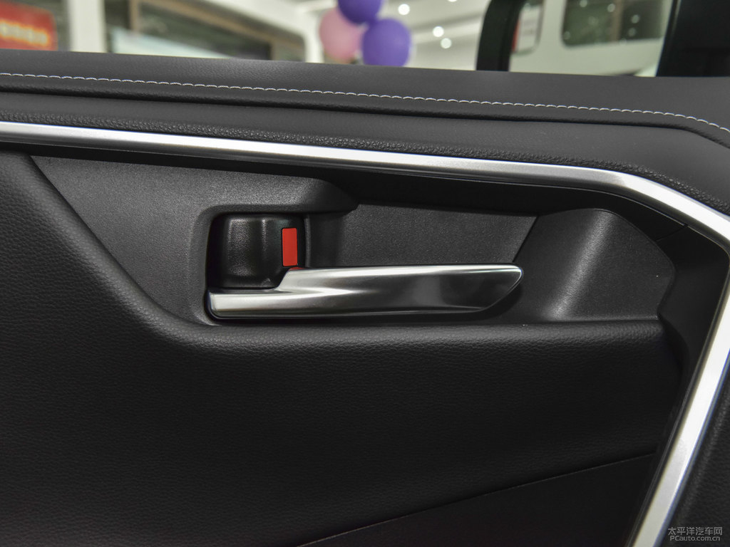 珍珠白RAV4榮放車廂內(nèi)飾圖片