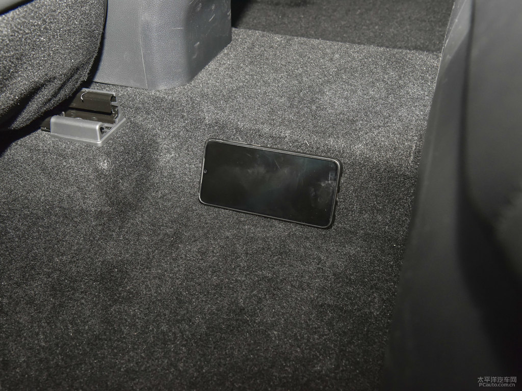 珍珠白RAV4榮放駕乘空間空間圖片