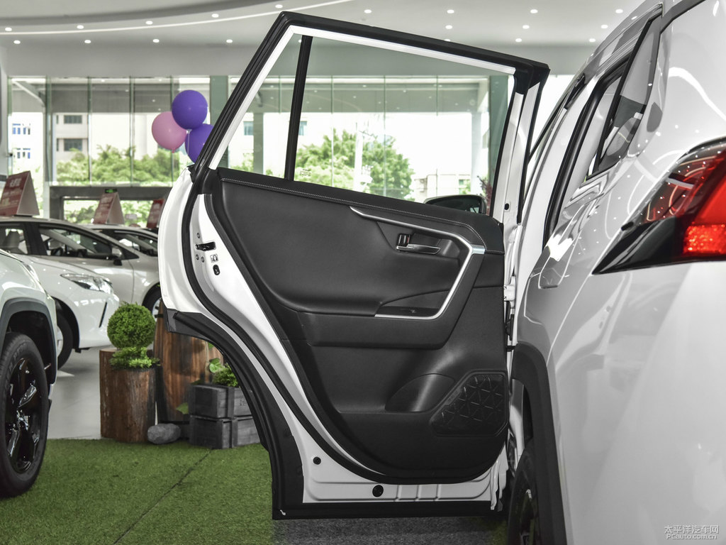 珍珠白RAV4榮放車廂內(nèi)飾圖片