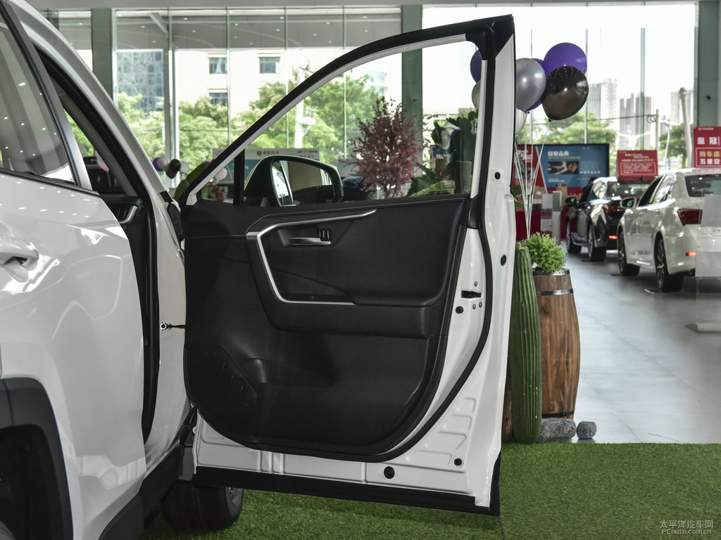 珍珠白R(shí)AV4榮放車廂內(nèi)飾圖片
