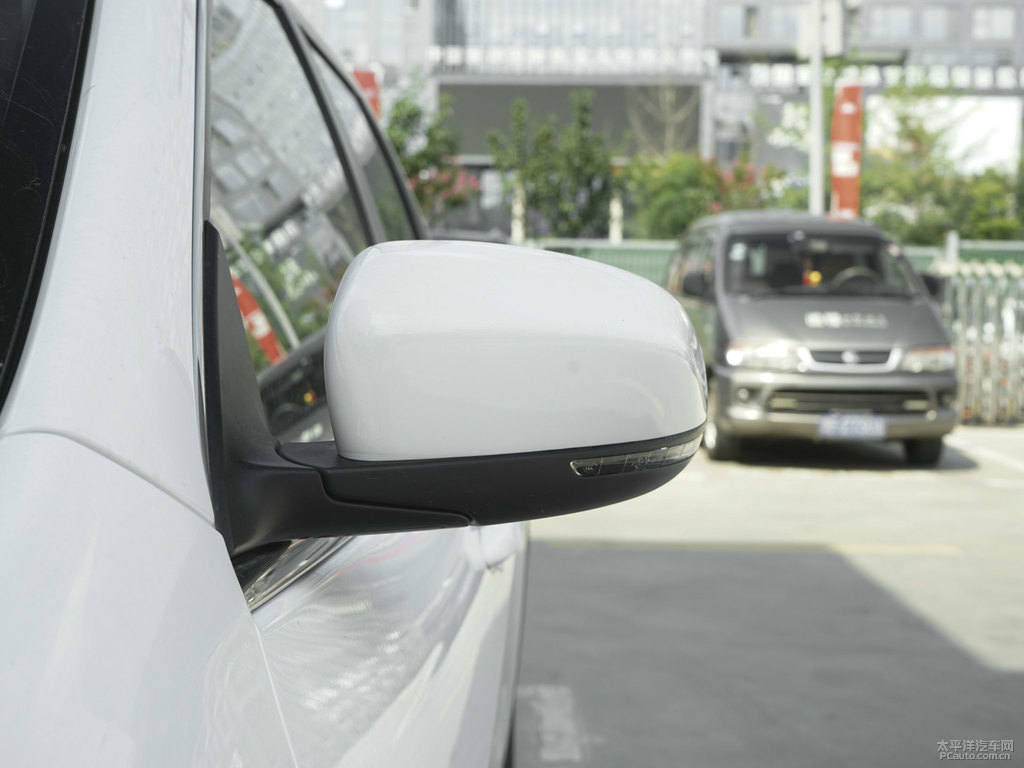 皓白自由光車身外觀圖片