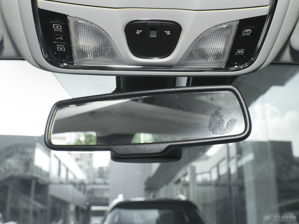 皓白自由光車廂內(nèi)飾圖片