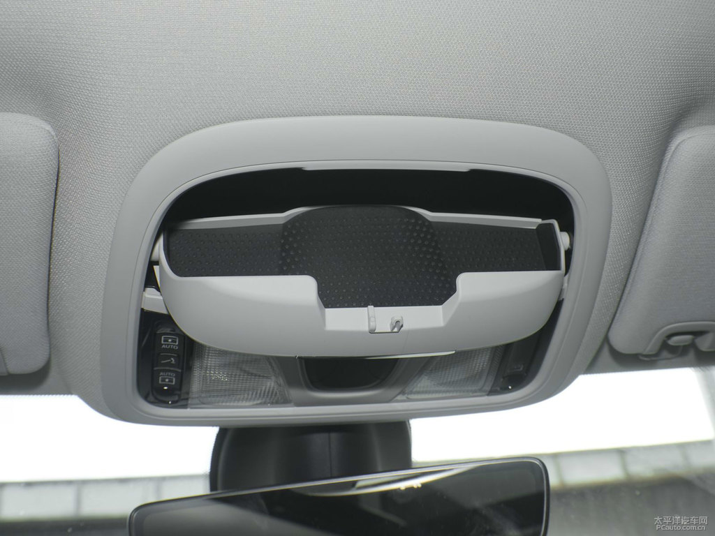 皓白自由光車廂內(nèi)飾圖片