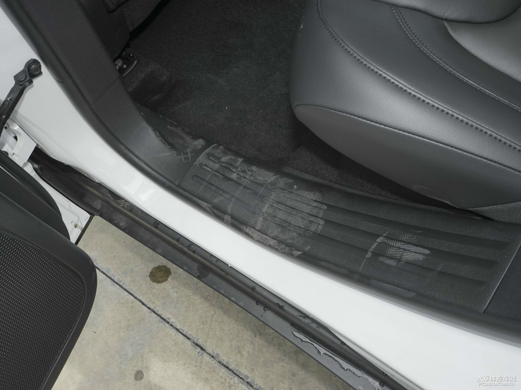 皓白自由光車廂內(nèi)飾圖片
