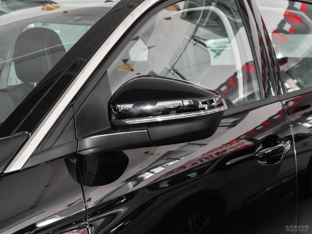 碳晶黑標(biāo)致4008車身外觀圖片