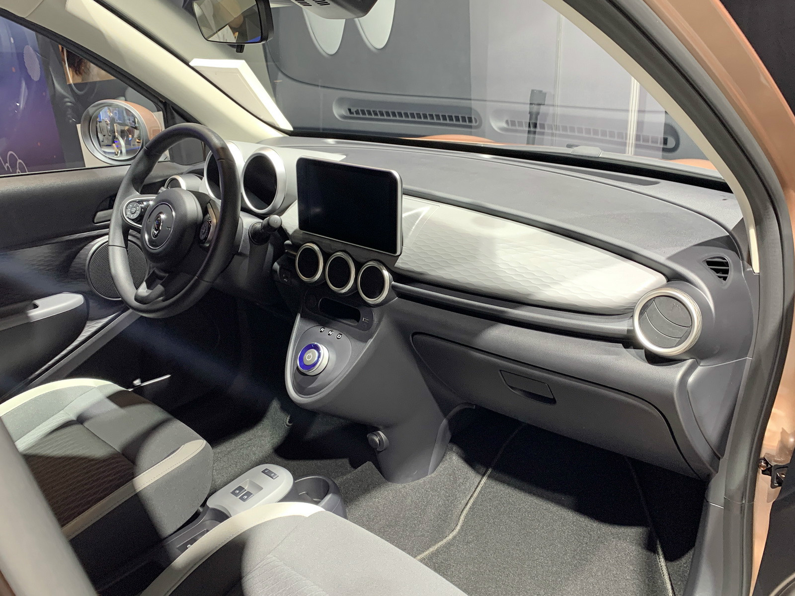 歐拉黑貓車展高清大圖