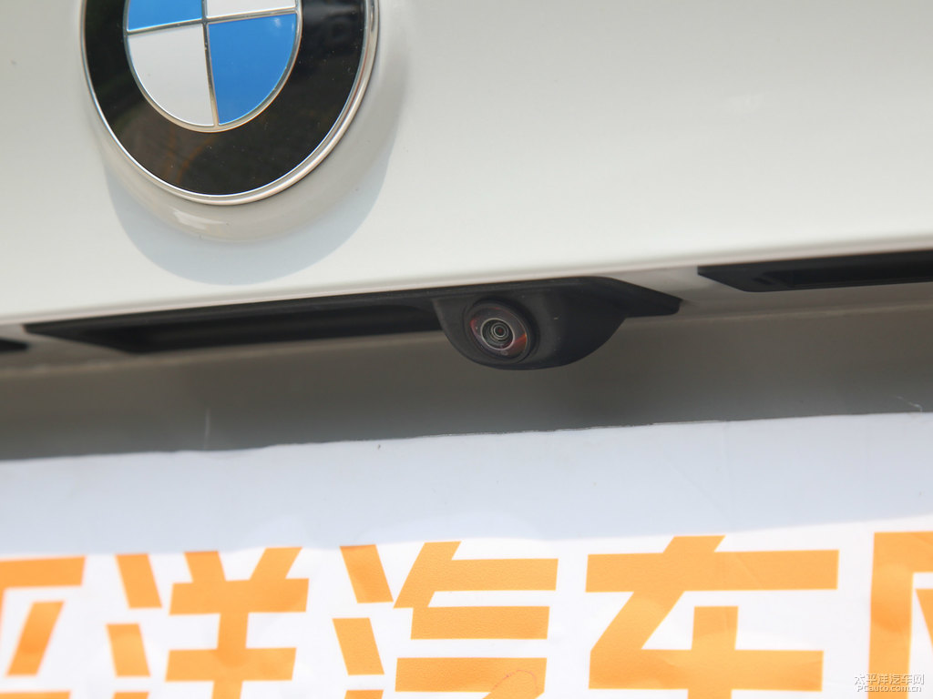 礦石白寶馬1系車尾外觀圖片