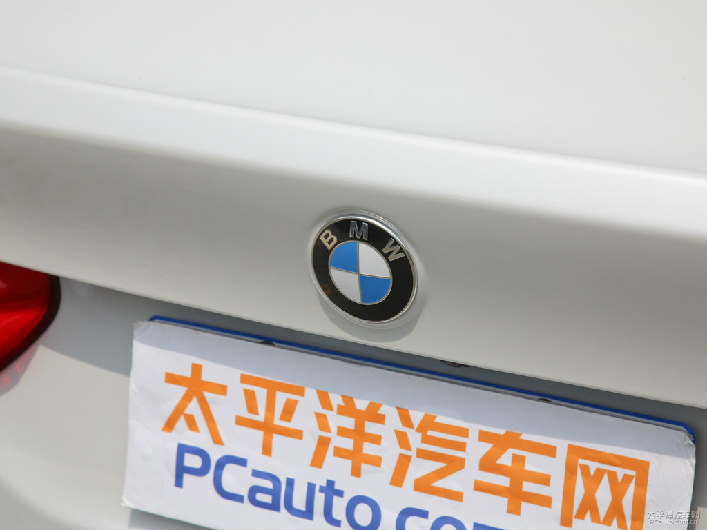 礦石白寶馬1系車尾外觀圖片