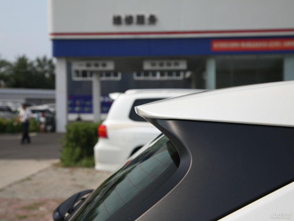 珍珠白RAV4榮放車尾外觀圖片