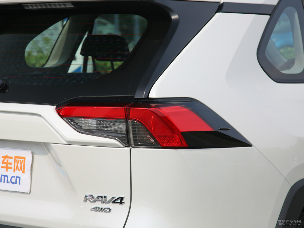 珍珠白RAV4榮放車尾外觀圖片