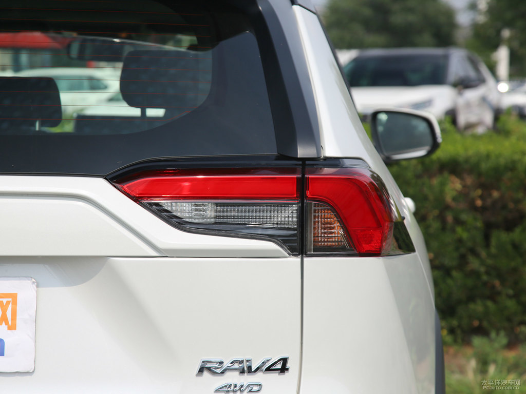珍珠白RAV4榮放車尾外觀圖片
