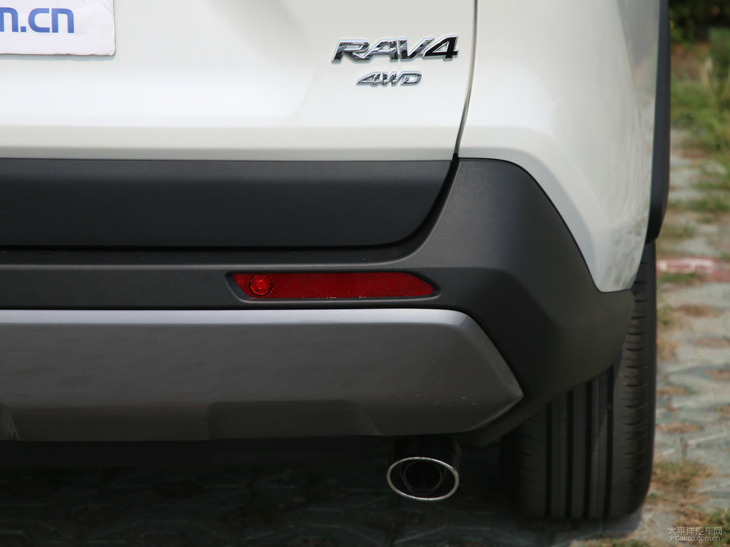 珍珠白R(shí)AV4榮放車尾外觀圖片