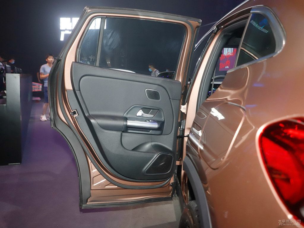 瑰礫金奔馳GLA車廂內(nèi)飾圖片