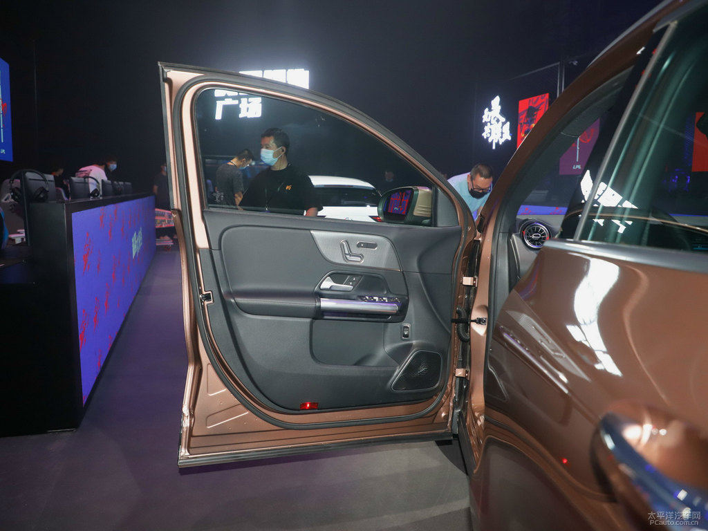 瑰礫金奔馳GLA車廂內(nèi)飾圖片