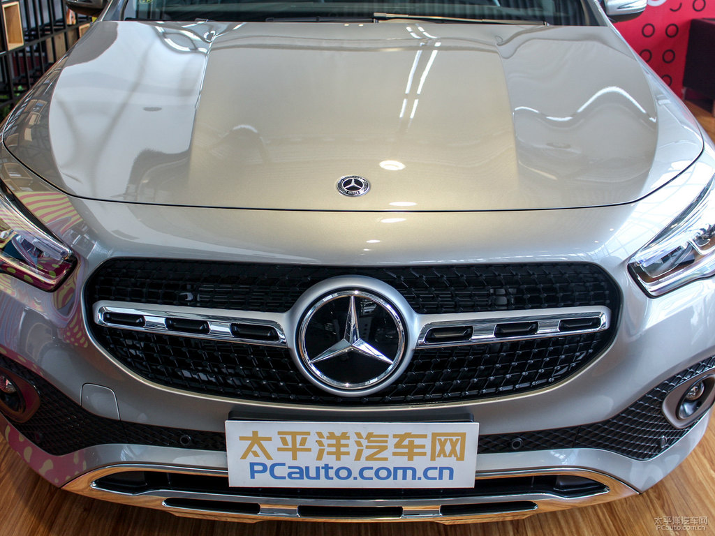山灰色奔馳GLA車(chē)頭外觀圖片