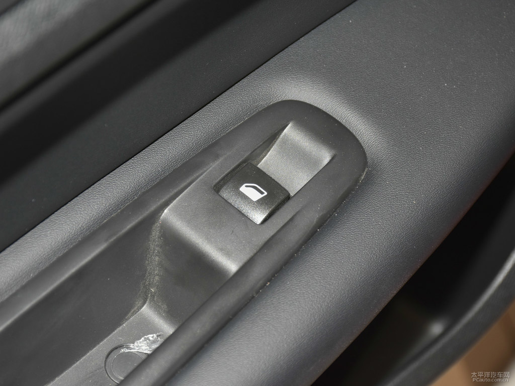 塞納紅標(biāo)致408車廂內(nèi)飾圖片