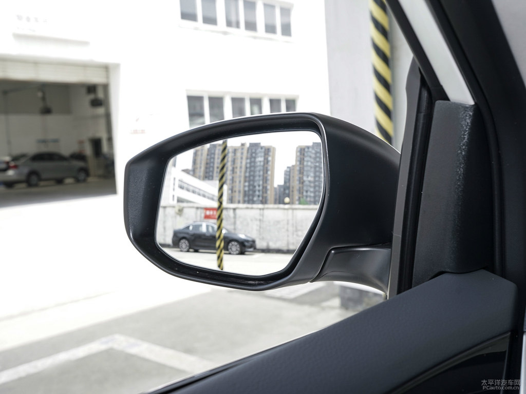 象牙白軒逸車身外觀圖片