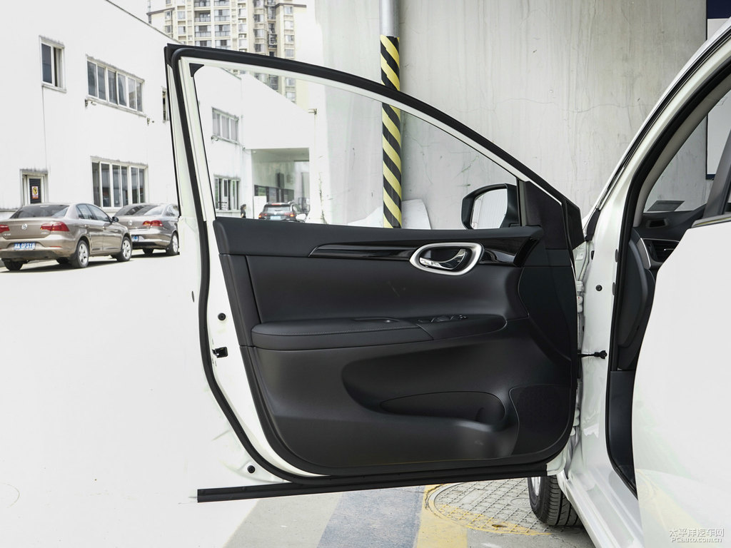 象牙白軒逸車廂內(nèi)飾圖片