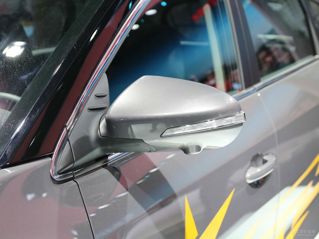 黑色+灰色風光580車身外觀圖片
