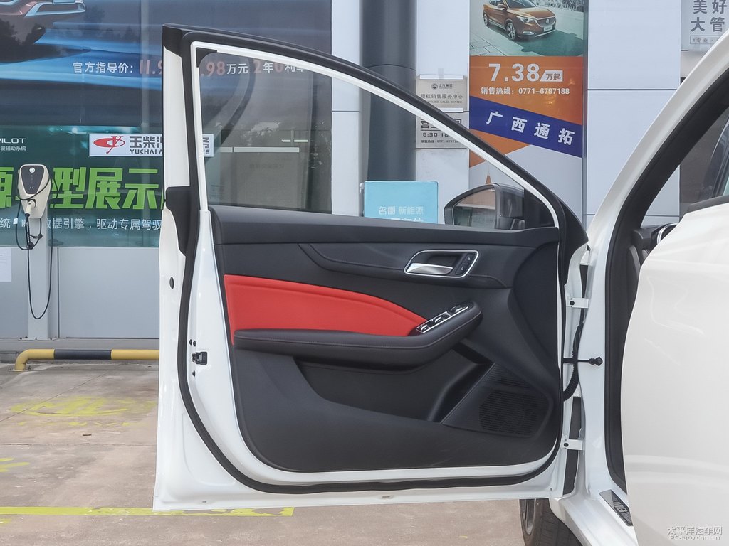 珠光白MG6車廂內(nèi)飾圖片