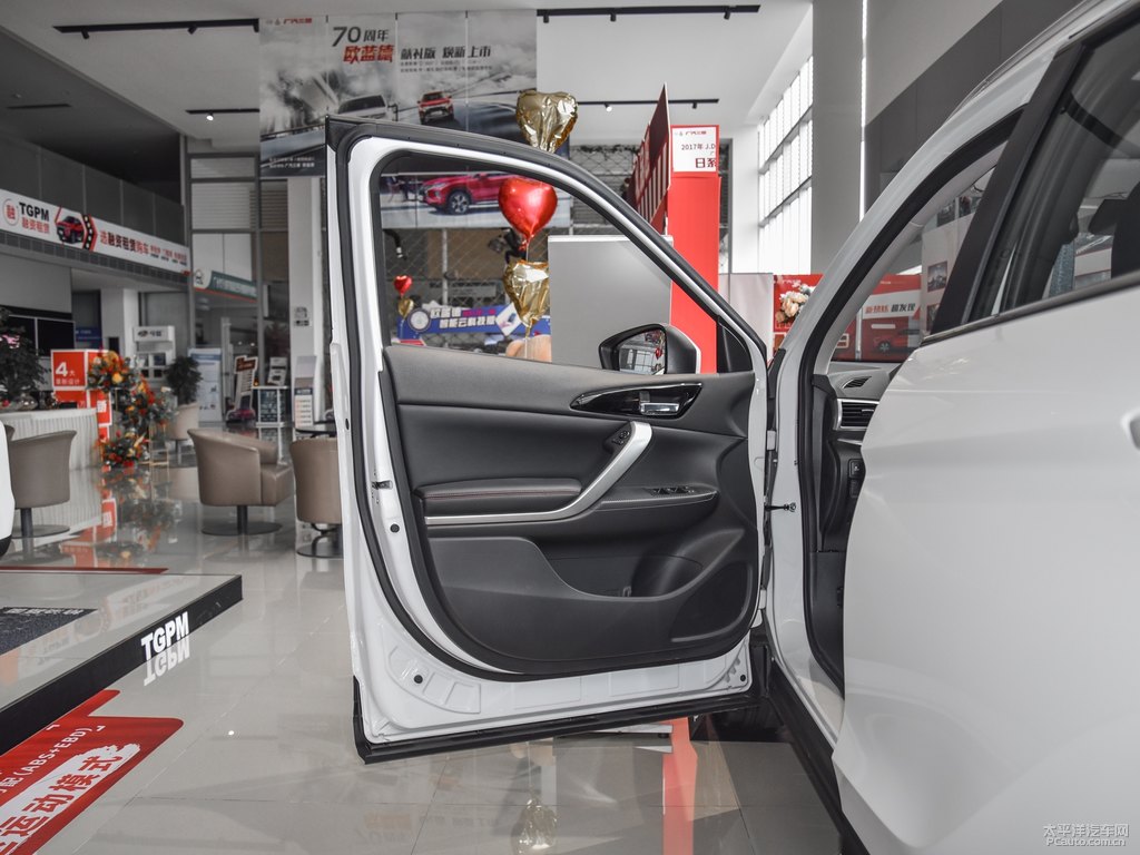珍珠白奕歌車廂內(nèi)飾圖片