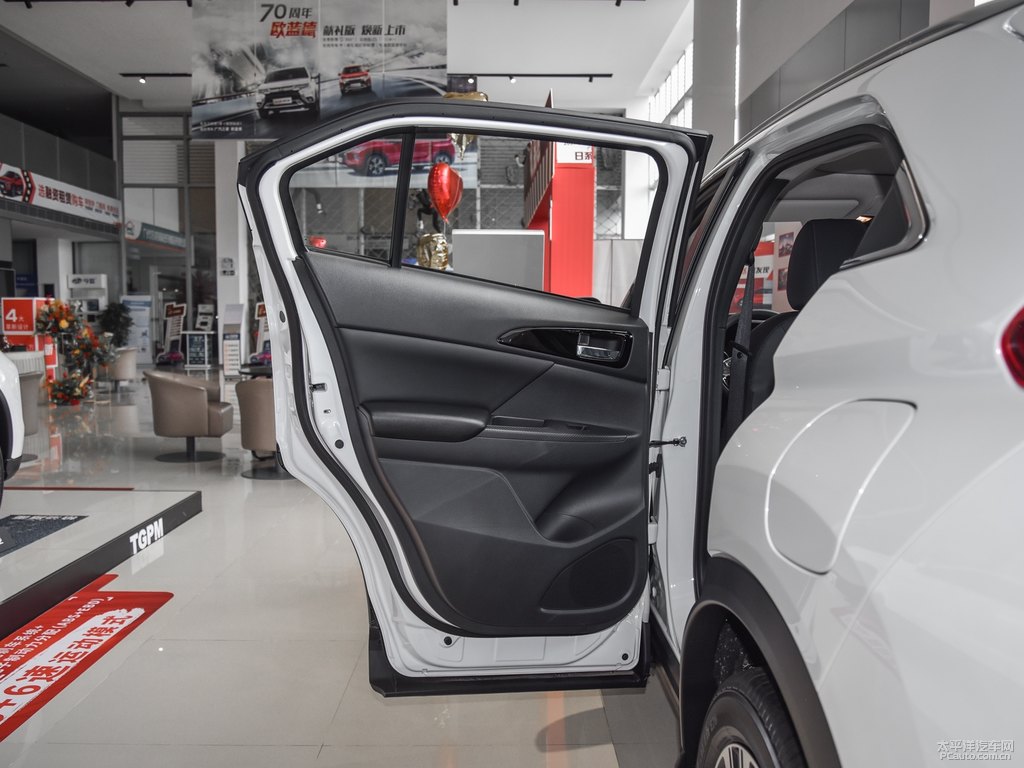 珍珠白奕歌車廂內(nèi)飾圖片