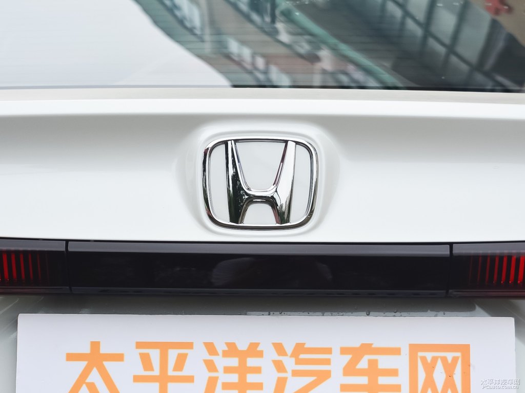 晶耀白享域車尾外觀圖片