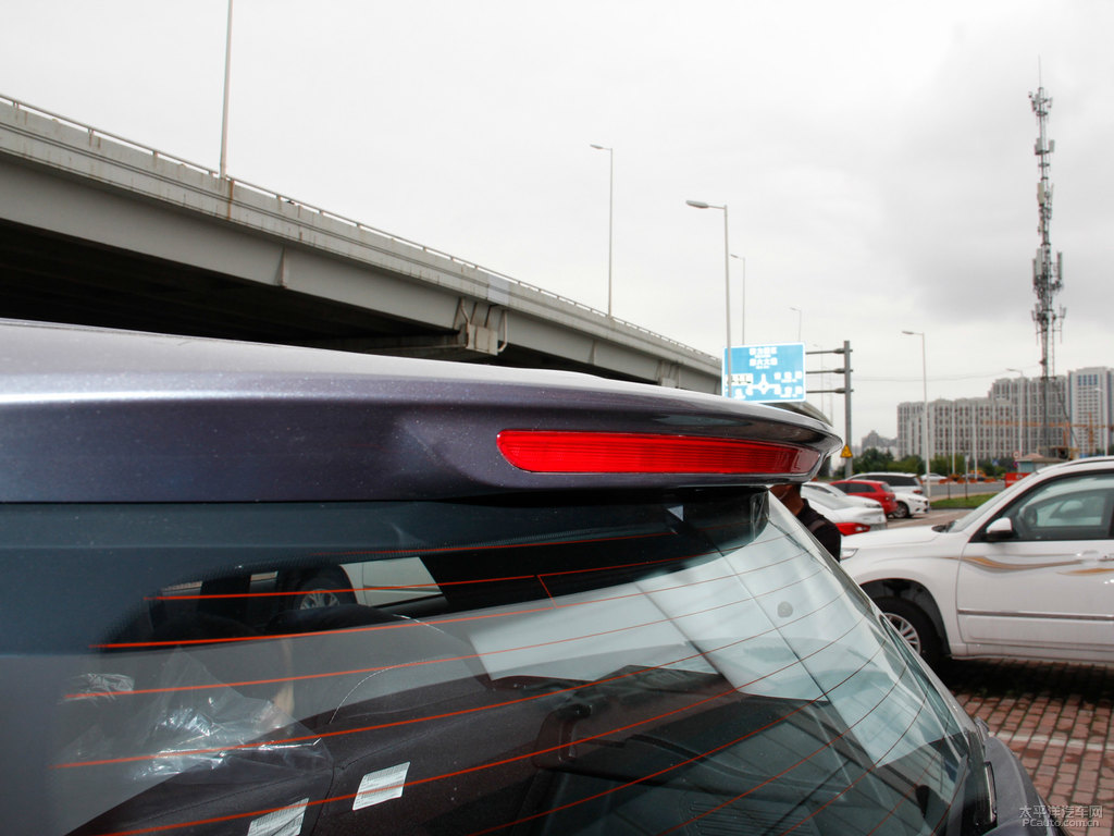鈦金灰瑞虎5x車尾外觀圖片