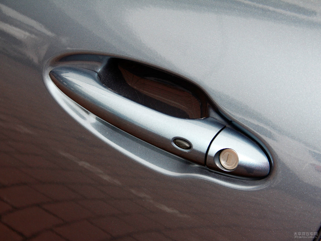 鈦金灰瑞虎5x車(chē)身外觀(guān)圖片