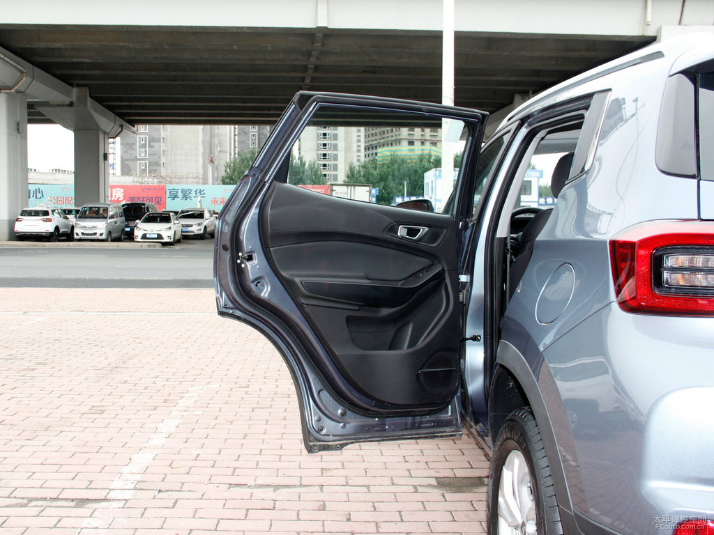 鈦金灰瑞虎5x車廂內(nèi)飾圖片