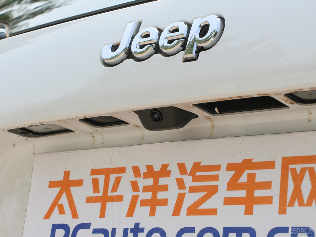 皓白自由光車尾外觀圖片