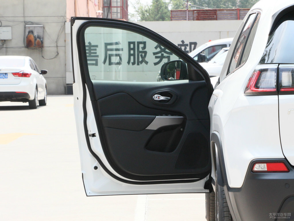 皓白自由光車廂內(nèi)飾圖片