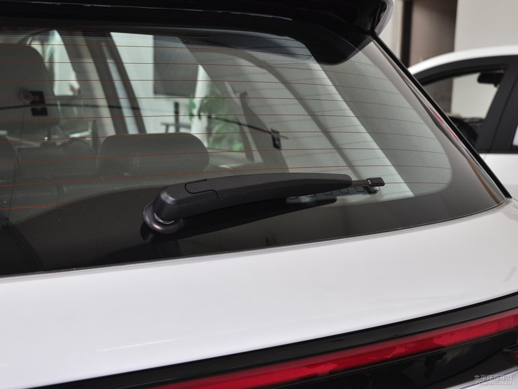 月光白長(zhǎng)安CS55PLUS車尾外觀圖片