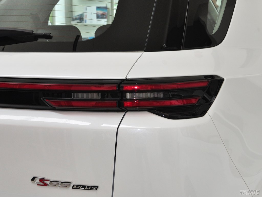 月光白長安CS55PLUS車尾外觀圖片