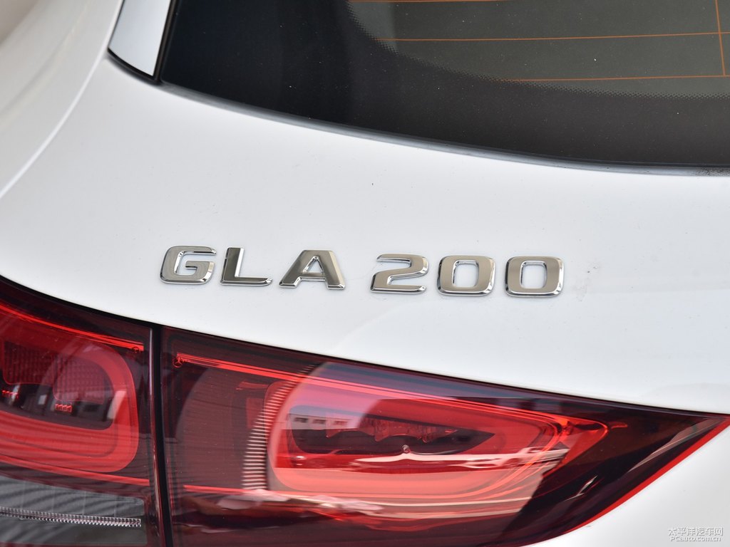 北極白奔馳GLA車尾外觀圖片