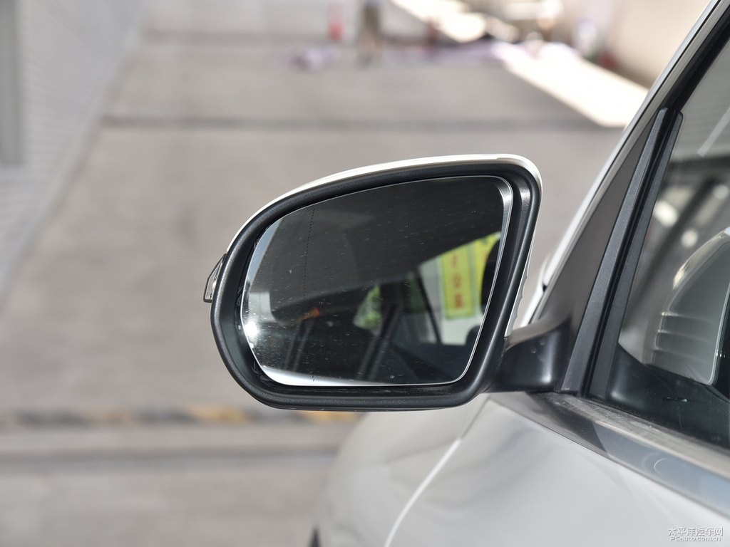 北極白奔馳GLA車身外觀圖片