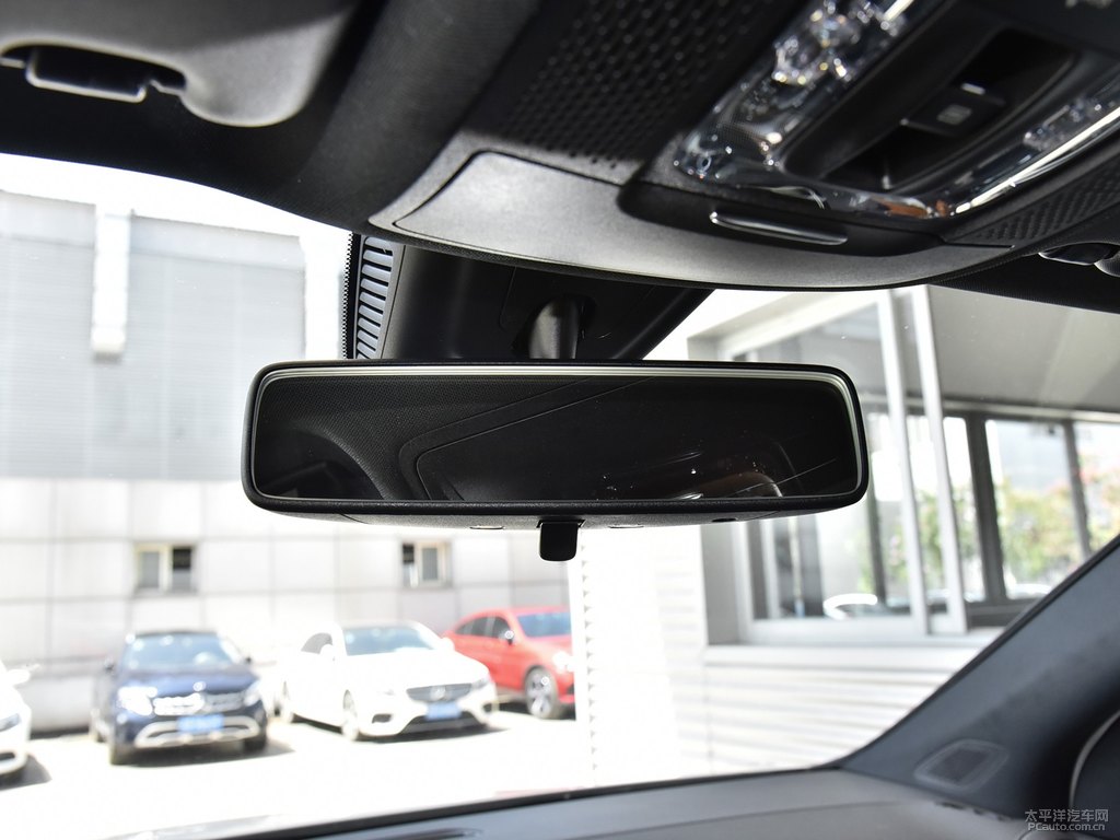 北極白奔馳GLA車廂內(nèi)飾圖片