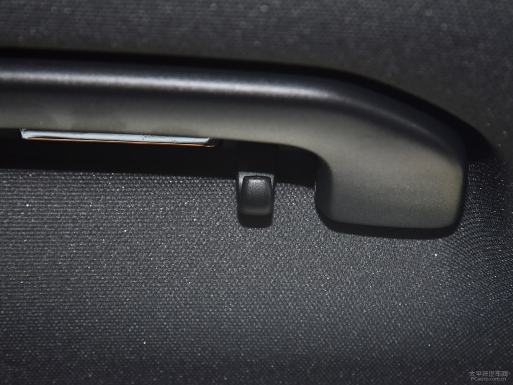 北極白奔馳GLA車廂內(nèi)飾圖片