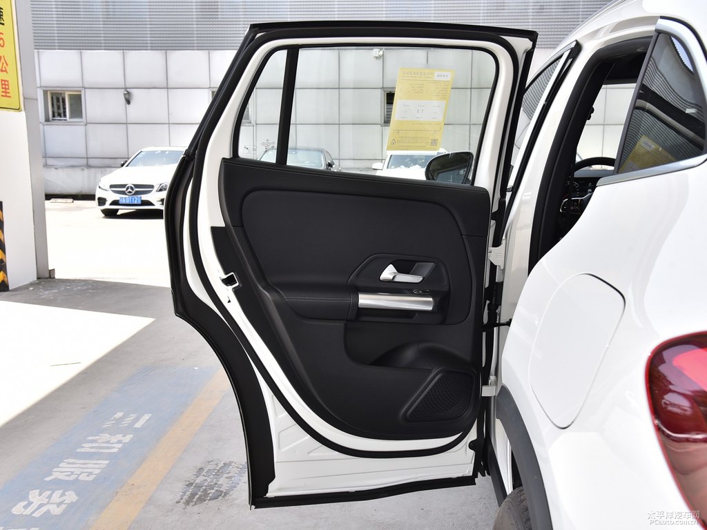 北極白奔馳GLA車廂內(nèi)飾圖片