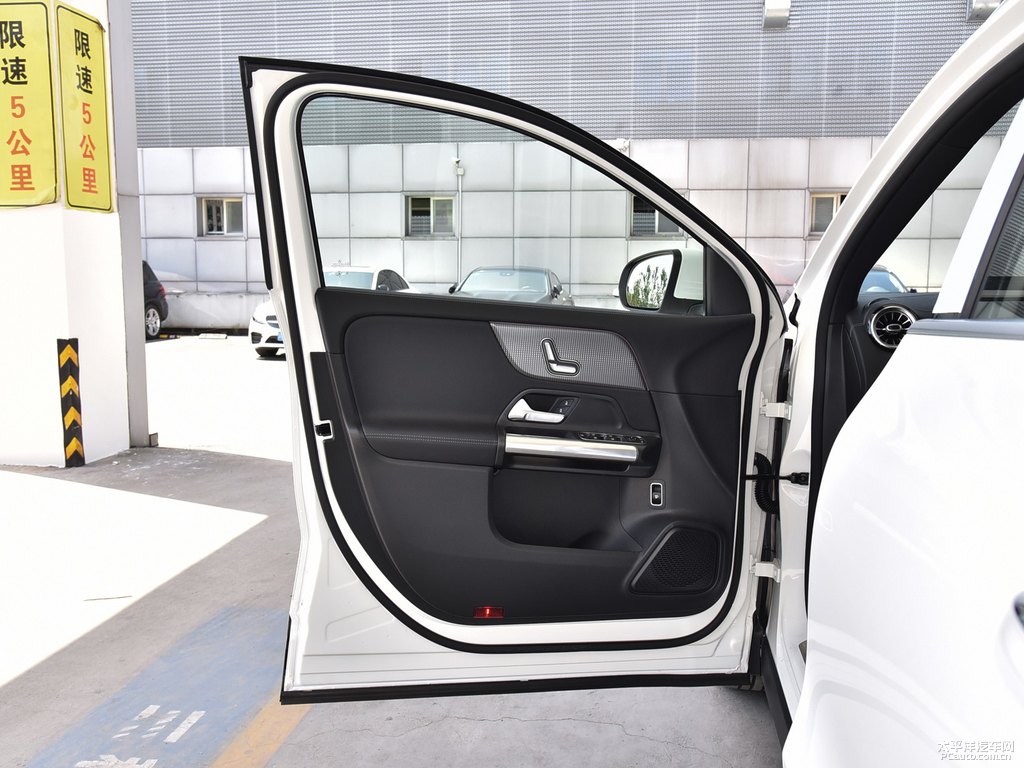 北極白奔馳GLA車廂內(nèi)飾圖片