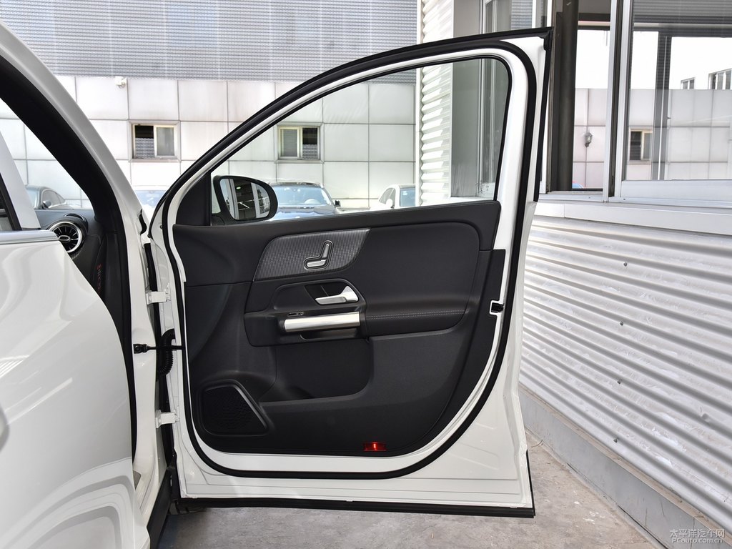 北極白奔馳GLA車廂內(nèi)飾圖片