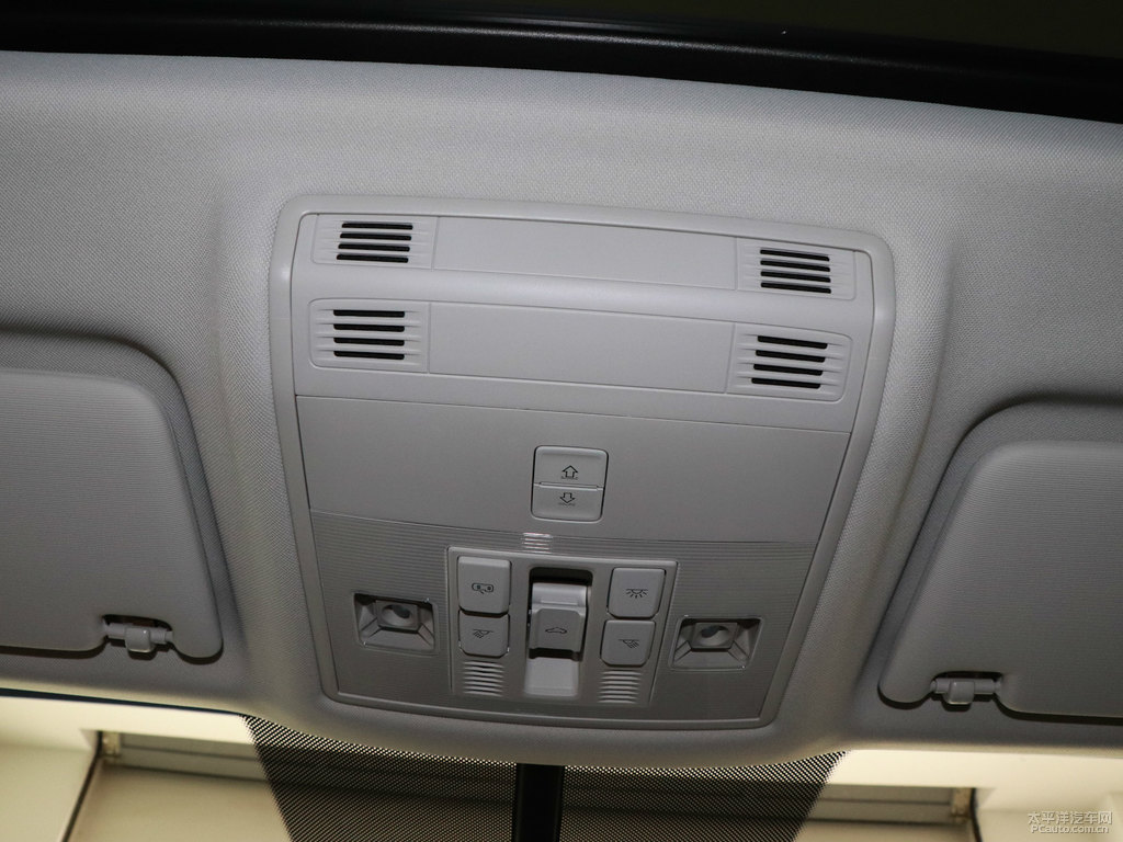 碳晶灰途岳車廂內(nèi)飾圖片