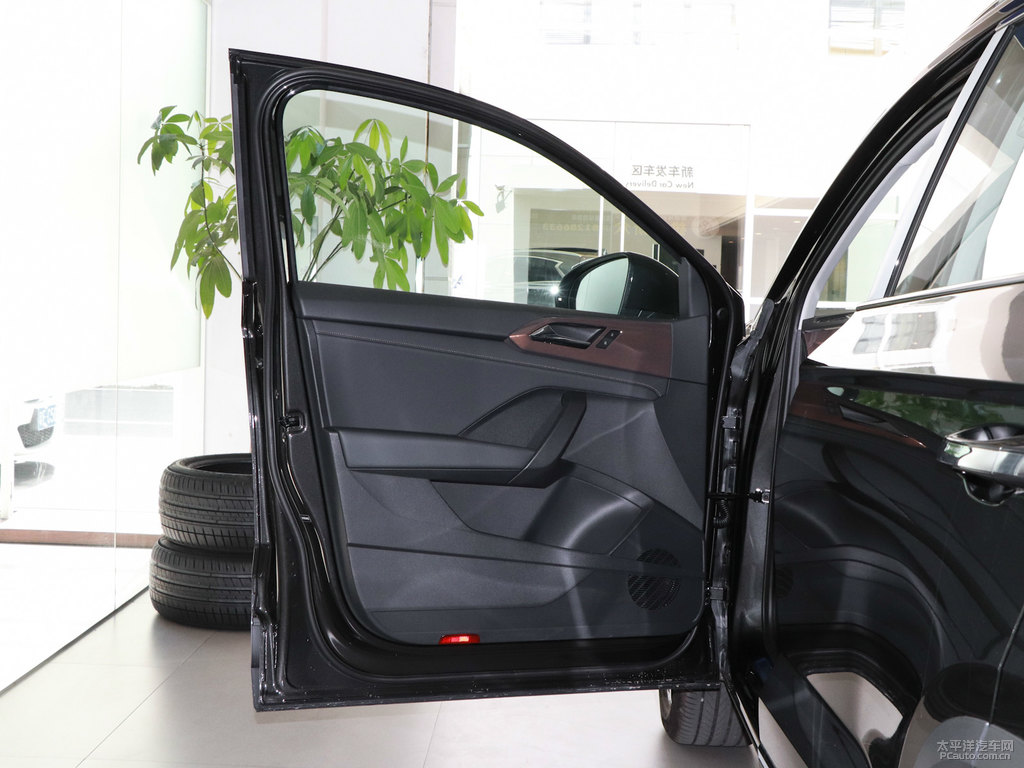 碳晶灰途岳車廂內(nèi)飾圖片