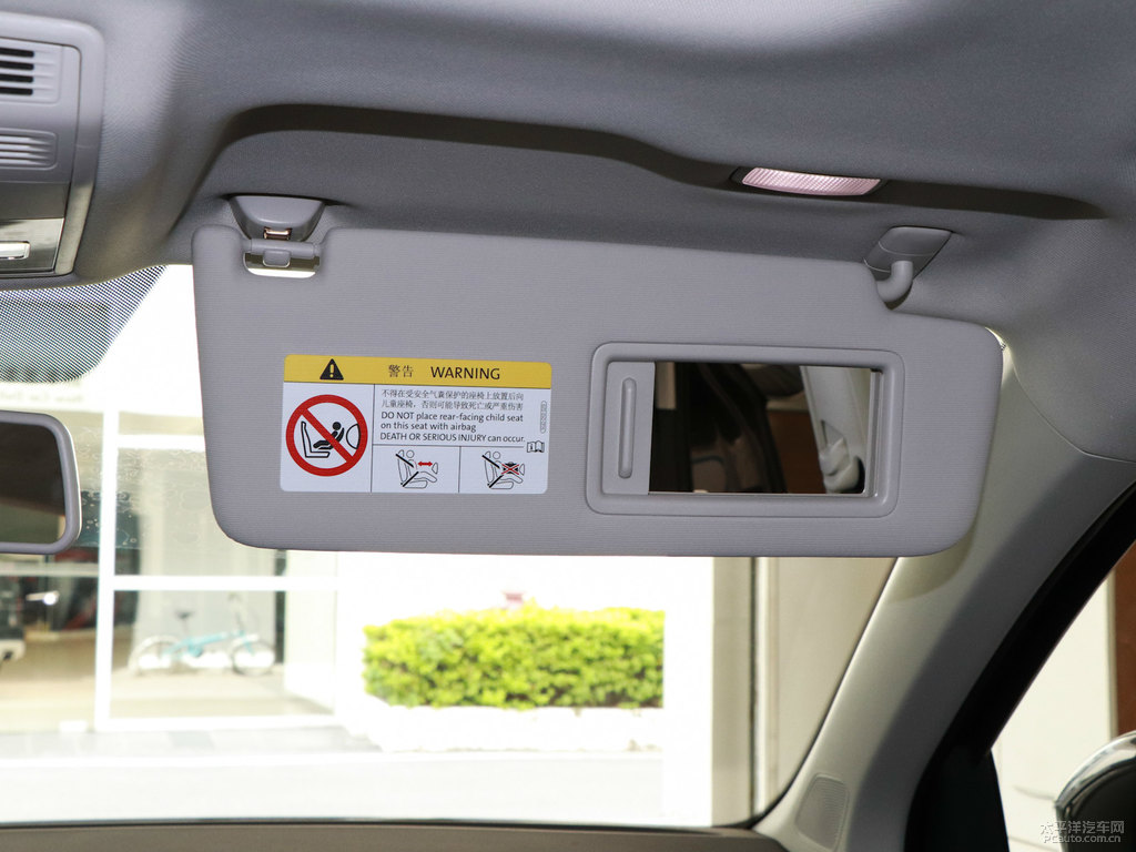 碳晶灰途岳車廂內(nèi)飾圖片