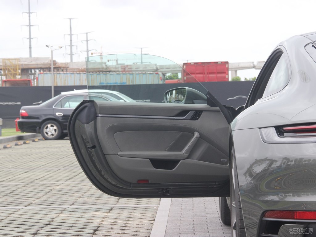 瑪瑙灰保時(shí)捷911車(chē)廂內(nèi)飾圖片