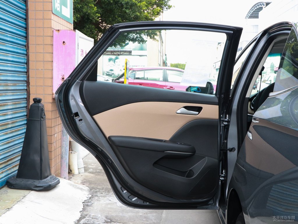 低調灰科魯澤車廂內飾圖片