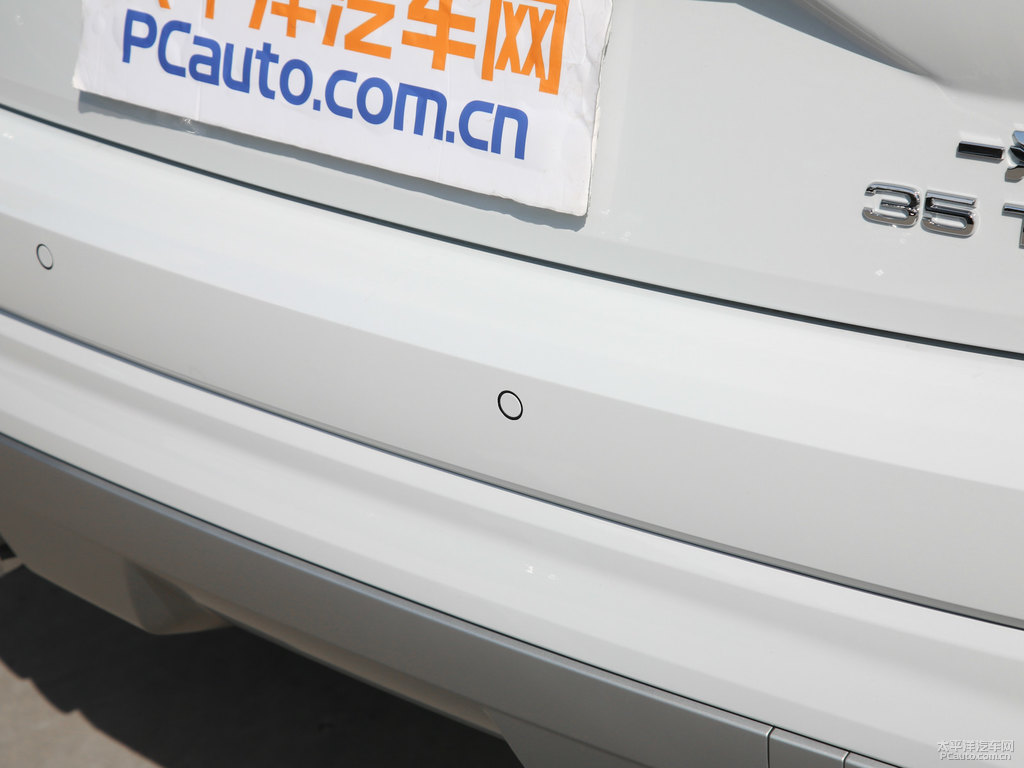 冰川白奧迪Q2L車尾外觀圖片