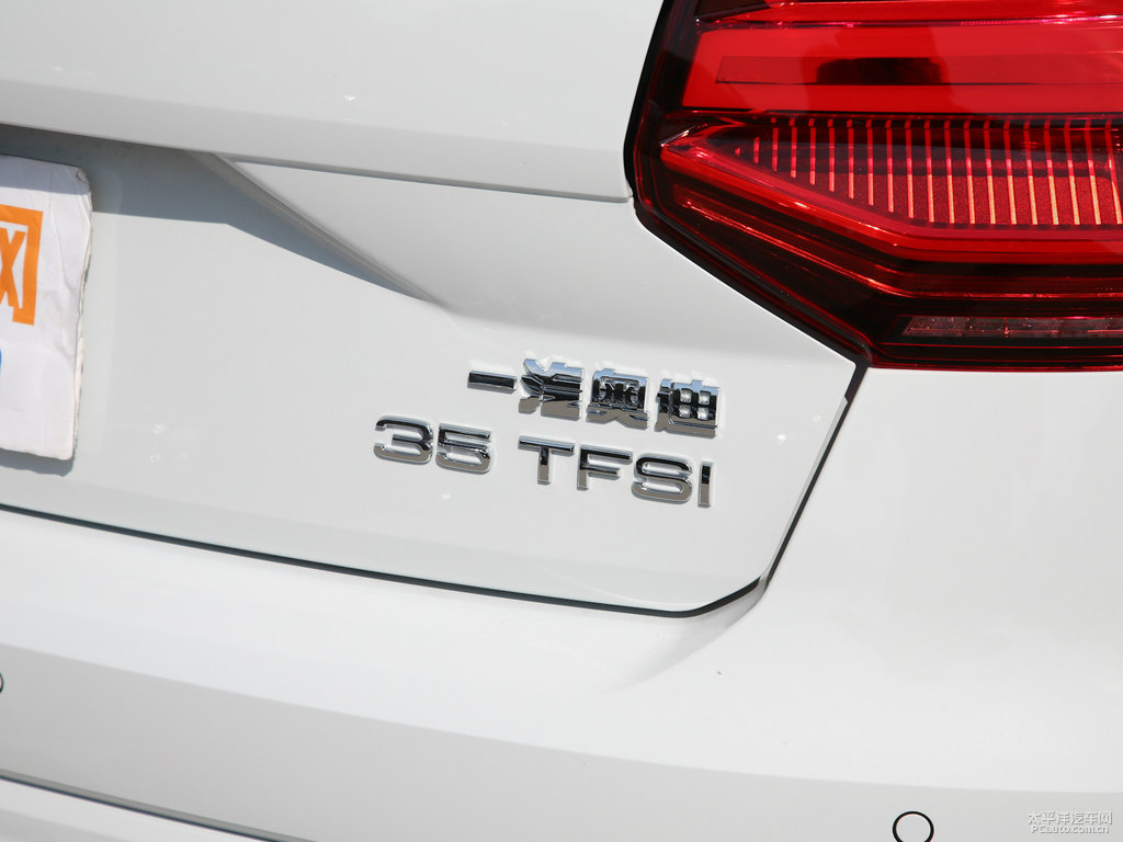 冰川白奧迪Q2L車尾外觀圖片