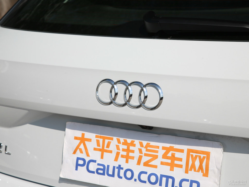 冰川白奧迪Q2L車尾外觀圖片
